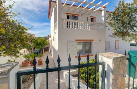 Fantástica Moradia V4 com Parqueamento, Jardim, Piscina e zona BBQ em Altura