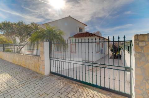 Fantástica Moradia V4 com Parqueamento, Jardim, Piscina e zona BBQ em Altura