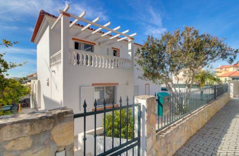 Fantástica Moradia V4 com Parqueamento, Jardim, Piscina e zona BBQ em Altura