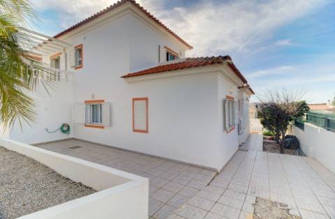 Fantástica Moradia V4 com Parqueamento, Jardim, Piscina e zona BBQ em Altura