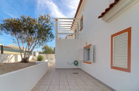 Fantástica Moradia V4 com Parqueamento, Jardim, Piscina e zona BBQ em Altura