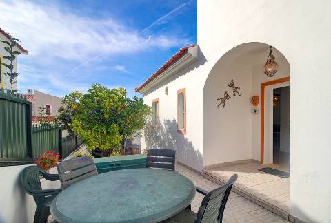 Fantástica Moradia V4 com Parqueamento, Jardim, Piscina e zona BBQ em Altura