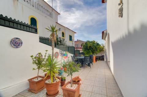 Fantástica Moradia V4 com Parqueamento, Jardim, Piscina e zona BBQ em Altura