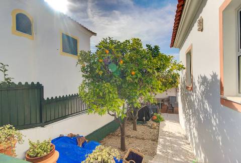 Fantástica Moradia V4 com Parqueamento, Jardim, Piscina e zona BBQ em Altura