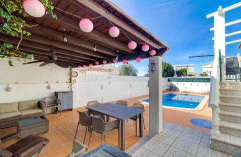 Fantástica Moradia V4 com Parqueamento, Jardim, Piscina e zona BBQ em Altura