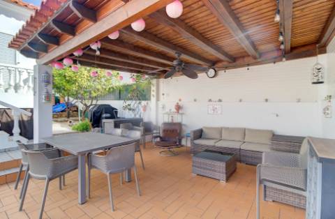 Fantástica Moradia V4 com Parqueamento, Jardim, Piscina e zona BBQ em Altura