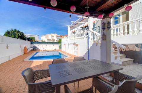 Fantástica Moradia V4 com Parqueamento, Jardim, Piscina e zona BBQ em Altura