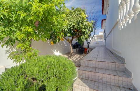 Fantástica Moradia V4 com Parqueamento, Jardim, Piscina e zona BBQ em Altura