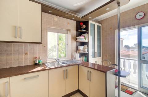 Fantástica Moradia V4 com Parqueamento, Jardim, Piscina e zona BBQ em Altura