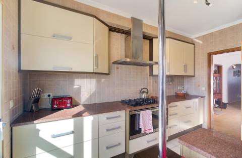 Fantástica Moradia V4 com Parqueamento, Jardim, Piscina e zona BBQ em Altura