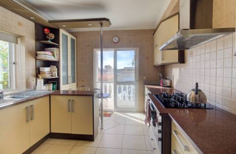 Fantástica Moradia V4 com Parqueamento, Jardim, Piscina e zona BBQ em Altura