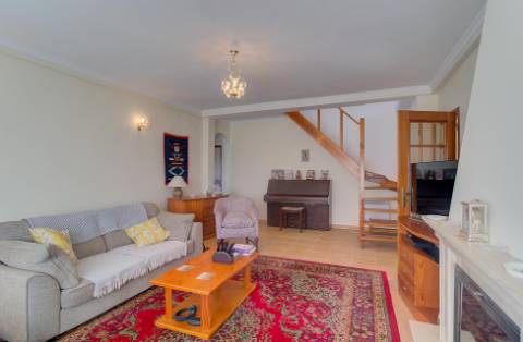 Fantástica Moradia V4 com Parqueamento, Jardim, Piscina e zona BBQ em Altura