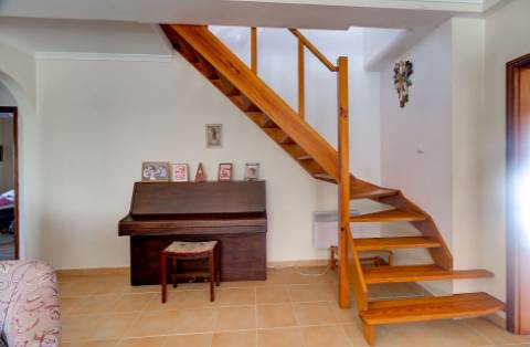 Fantástica Moradia V4 com Parqueamento, Jardim, Piscina e zona BBQ em Altura