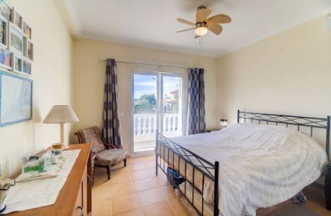 Fantástica Moradia V4 com Parqueamento, Jardim, Piscina e zona BBQ em Altura