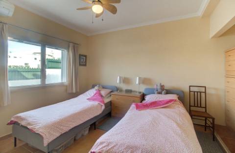 Fantástica Moradia V4 com Parqueamento, Jardim, Piscina e zona BBQ em Altura