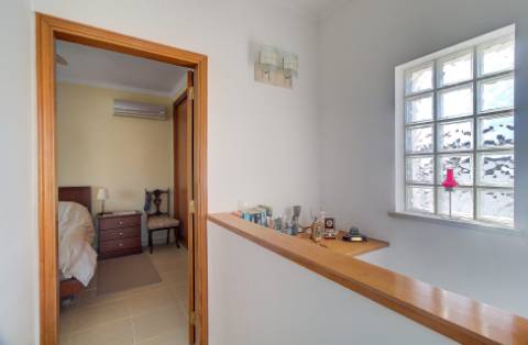 Fantástica Moradia V4 com Parqueamento, Jardim, Piscina e zona BBQ em Altura