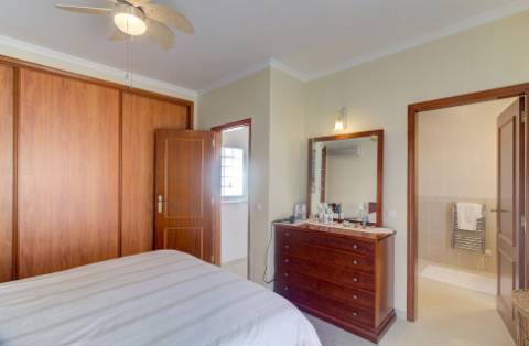 Fantástica Moradia V4 com Parqueamento, Jardim, Piscina e zona BBQ em Altura