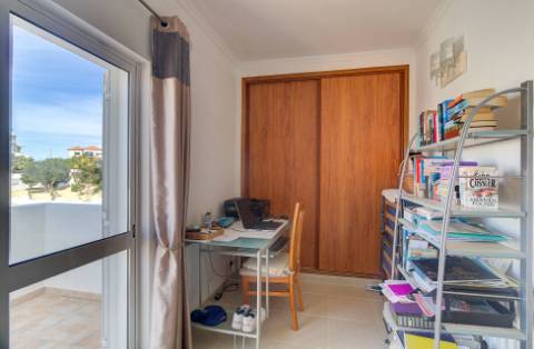 Fantástica Moradia V4 com Parqueamento, Jardim, Piscina e zona BBQ em Altura