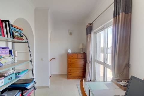 Fantástica Moradia V4 com Parqueamento, Jardim, Piscina e zona BBQ em Altura