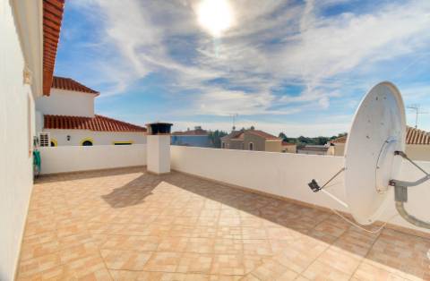 Fantástica Moradia V4 com Parqueamento, Jardim, Piscina e zona BBQ em Altura