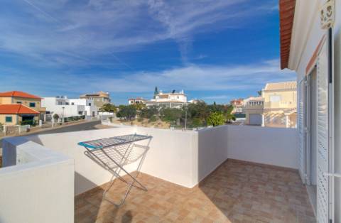 Fantástica Moradia V4 com Parqueamento, Jardim, Piscina e zona BBQ em Altura