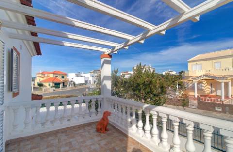 Fantástica Moradia V4 com Parqueamento, Jardim, Piscina e zona BBQ em Altura