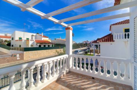 Fantástica Moradia V4 com Parqueamento, Jardim, Piscina e zona BBQ em Altura