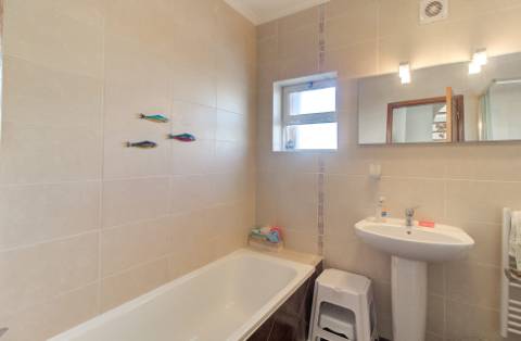 Fantástica Moradia V4 com Parqueamento, Jardim, Piscina e zona BBQ em Altura