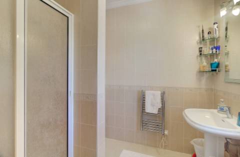 Fantástica Moradia V4 com Parqueamento, Jardim, Piscina e zona BBQ em Altura