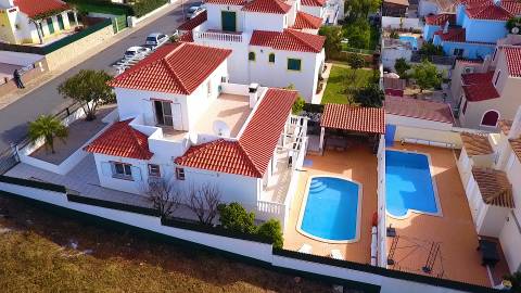 Fantástica Moradia V4 com Parqueamento, Jardim, Piscina e zona BBQ em Altura