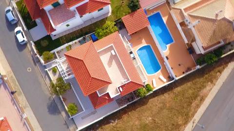 Fantástica Moradia V4 com Parqueamento, Jardim, Piscina e zona BBQ em Altura