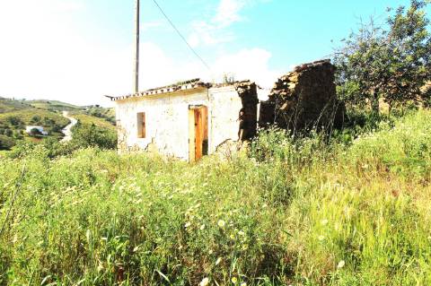 Propriedade com duas ruínas na serra de Conceição de Tavira