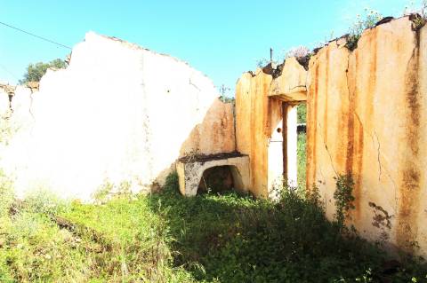 Propriedade com duas ruínas na serra de Conceição de Tavira