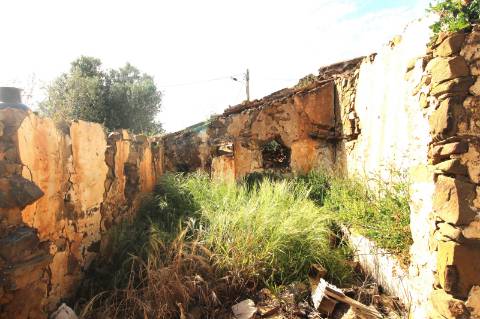 Propriedade com duas ruínas na serra de Conceição de Tavira