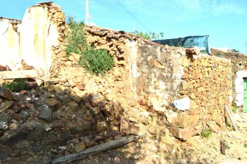 Propriedade com duas ruínas na serra de Conceição de Tavira