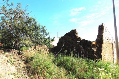 Propriedade com duas ruínas na serra de Conceição de Tavira
