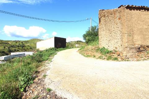 Propriedade com duas ruínas na serra de Conceição de Tavira