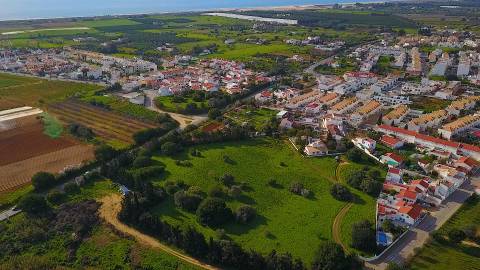 Quinta junto a núcleo urbano, com a possibilidade de construção de 7 moradias com piscina