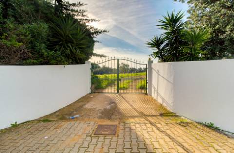 Quinta junto a núcleo urbano, com a possibilidade de construção de 7 moradias com piscina