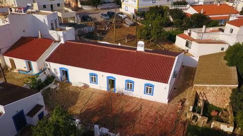 Quinta junto a núcleo urbano, com a possibilidade de construção de 7 moradias com piscina