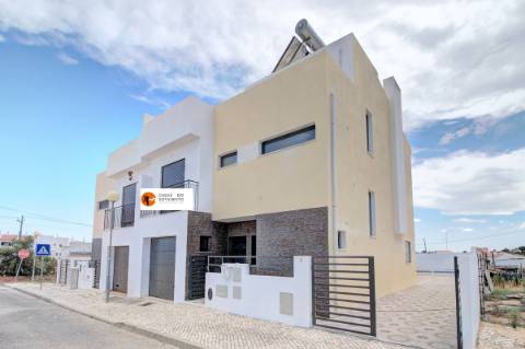 Moradia V3 de Design Personalizável com Piscina