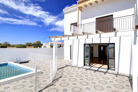 Moradia V3 de Design Personalizável com Piscina