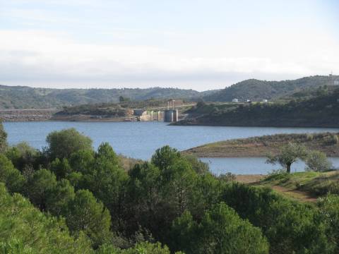 TERRENO RÚSTICO COM 10.480 M2 JUNTO A BARRAGEM DO BELICHE - ALCARIAS - AZINHAL - ALGARVE
