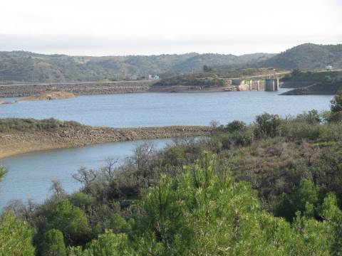 TERRENO RÚSTICO COM 10.480 M2 JUNTO A BARRAGEM DO BELICHE - ALCARIAS - AZINHAL - ALGARVE