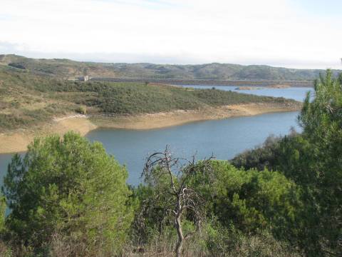 TERRENO RÚSTICO COM 10.480 M2 JUNTO A BARRAGEM DO BELICHE - ALCARIAS - AZINHAL - ALGARVE