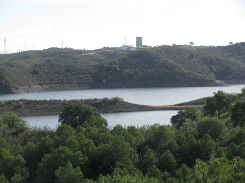 TERRENO RÚSTICO COM 10.480 M2 JUNTO A BARRAGEM DO BELICHE - ALCARIAS - AZINHAL - ALGARVE