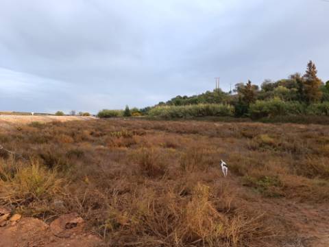 TERRENO RUSTICO COM 9.400 M2 JUNTO A ESTAÇÃO DE COMBOIO DE CASTRO MARIM - ALGARVE