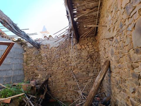 MORADIA EM PEDRA, RUINA COM TERRENO DE 230 M2 - BALURCOS - ALCOUTIM - ALGARVE