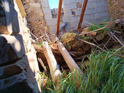 MORADIA EM PEDRA, RUINA COM TERRENO DE 230 M2 - BALURCOS - ALCOUTIM - ALGARVE