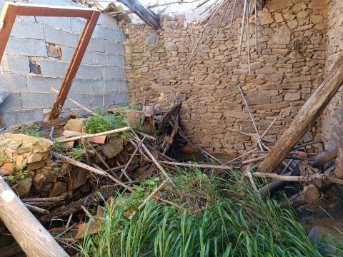 MORADIA EM PEDRA, RUINA COM TERRENO DE 230 M2 - BALURCOS - ALCOUTIM - ALGARVE